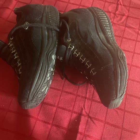 Get in shape with Shape-ups Skechers, Black with tie’s. Really works  your leg - Picture 4 of 7